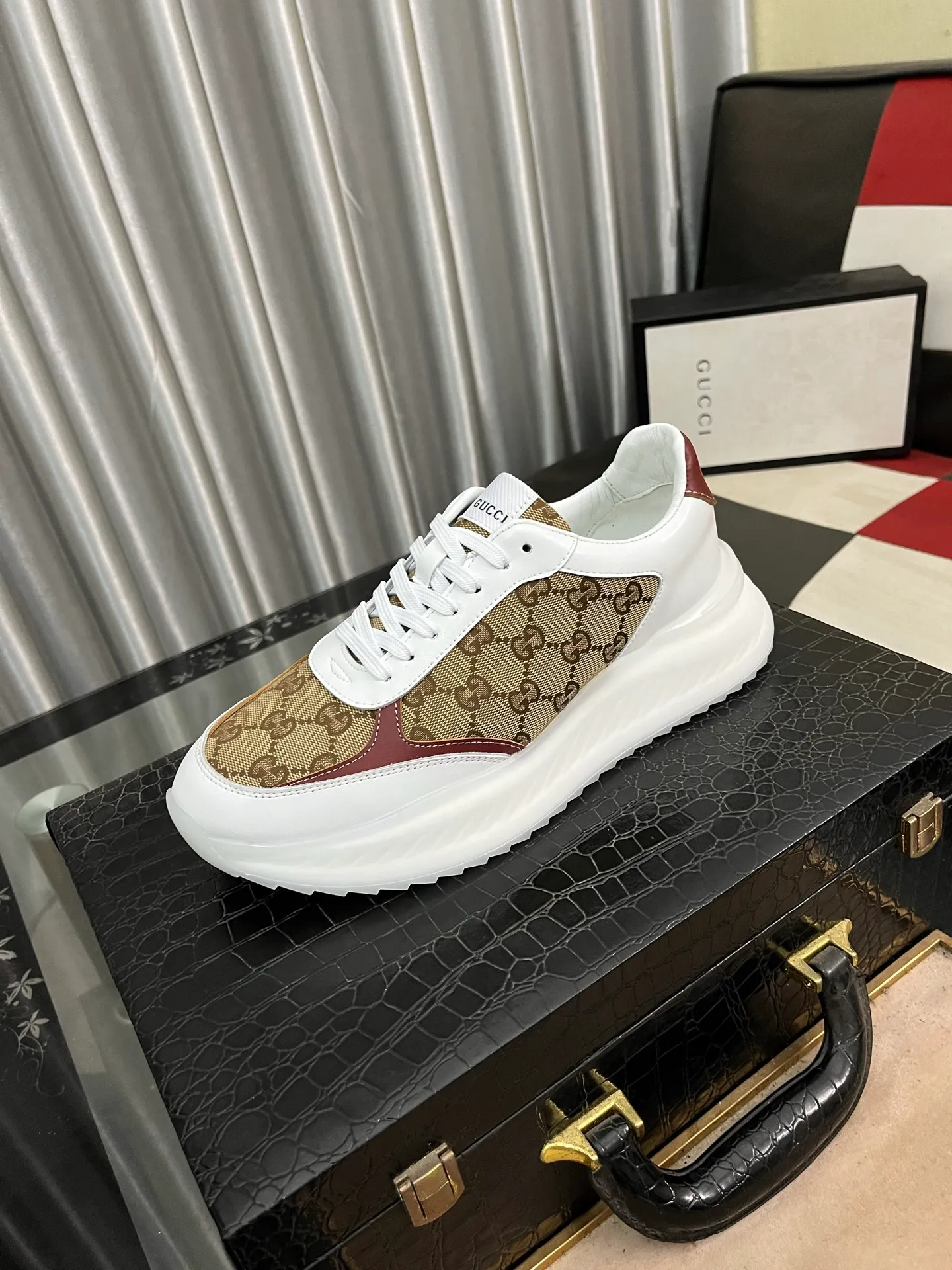 Men's shoes 💰458⌚️⌚️[GUCCI] The latest trendy men's casual shoes, the fabric is made of embossed cowhide imported from Italy, comfortable sheepskin lining + feet, the original outsole is wear-resistant and non-slip, high-level version, size: 38-444️⃣Colors available